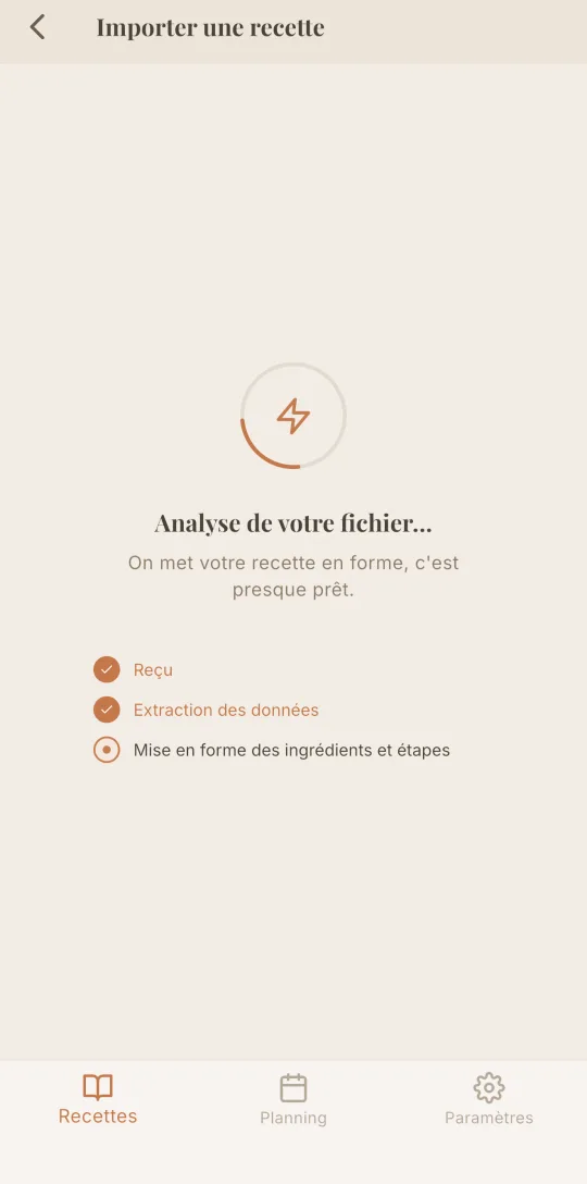 L'écran d'import de Cookfolio, l'IA extrait une recette depuis un lien ou un fichier.